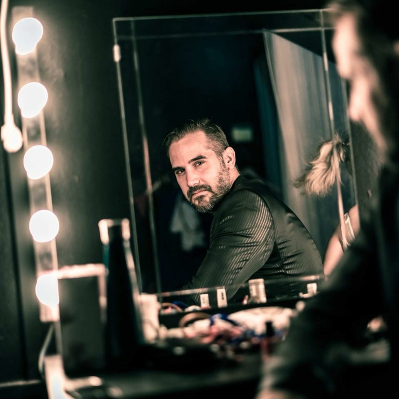 Andreas Barås bakom scenen i logen.