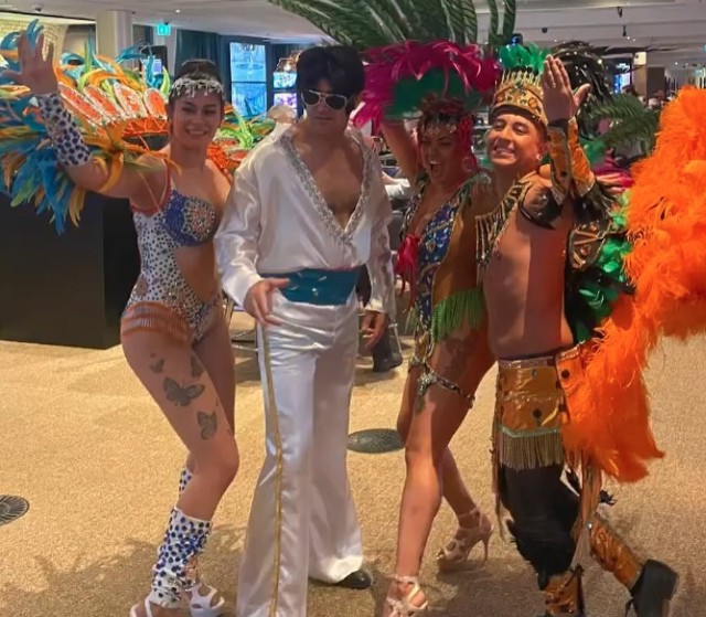 Andreas Barås utklädd till Elvis tillsammans med dansare i fjäderdräkt.