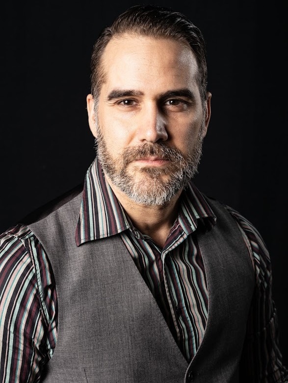 Andreas Barås, dramatiskt studioporträtt.