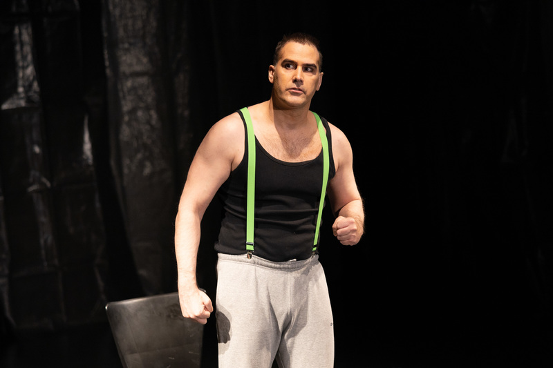 Andreas Barås i fysisk teater på scen.