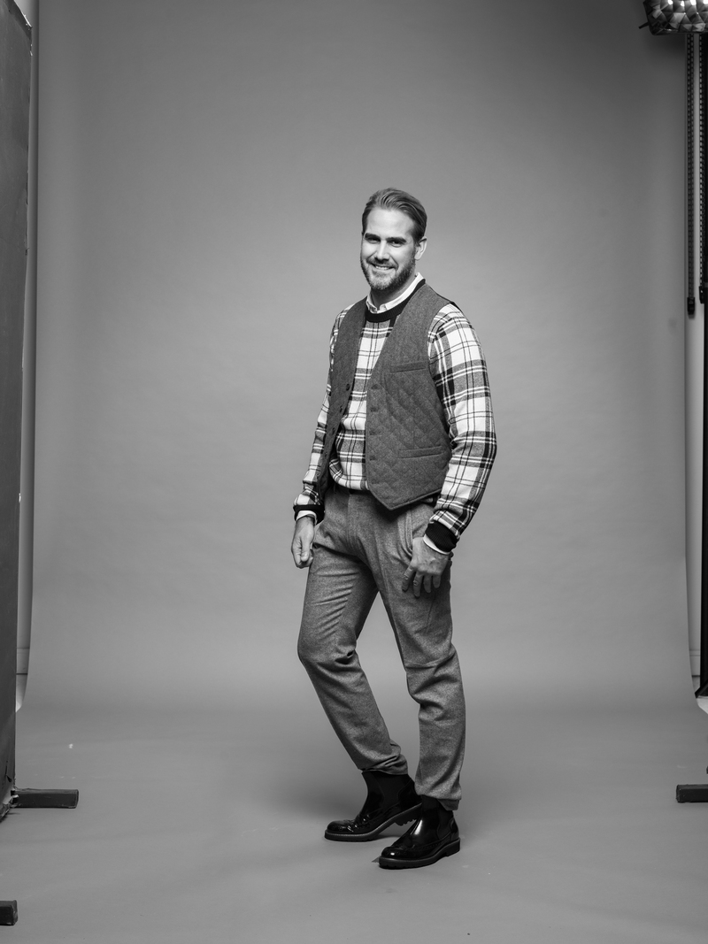 Andreas Barås, helfigur i studio.