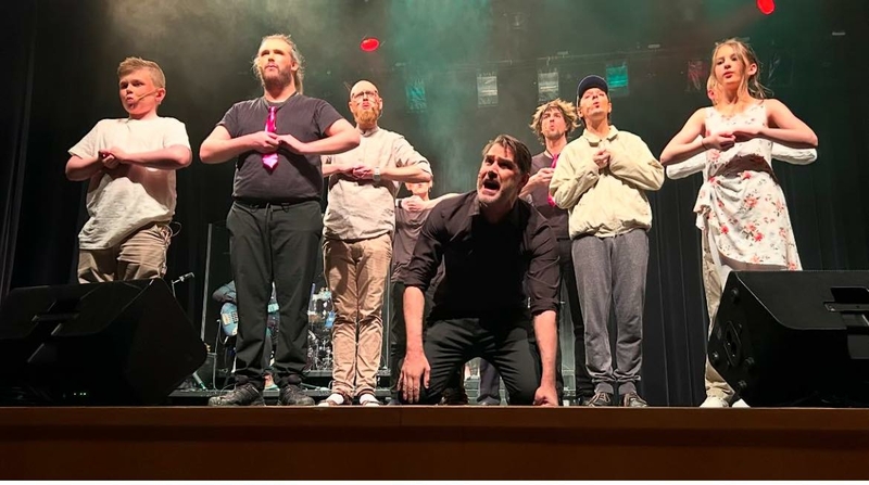 Andreas Barås på scen med ensemblen, Kungsbacka Stadsteater.